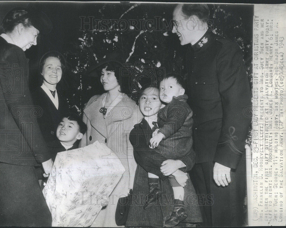 1943 Press Photo Mrs FD Roosevelt Presents Gift to Salvation Army - Historic Images