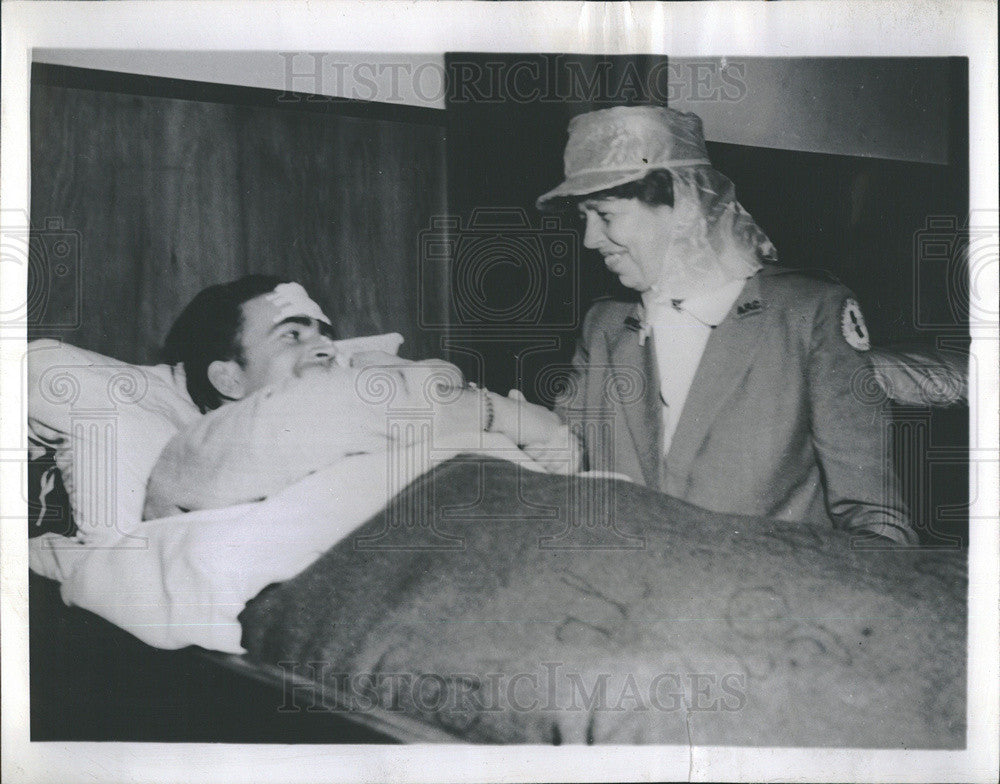 1943 Press Photo Mrs Franklin Roosevelt Visiting a Marine at Hospital - Historic Images