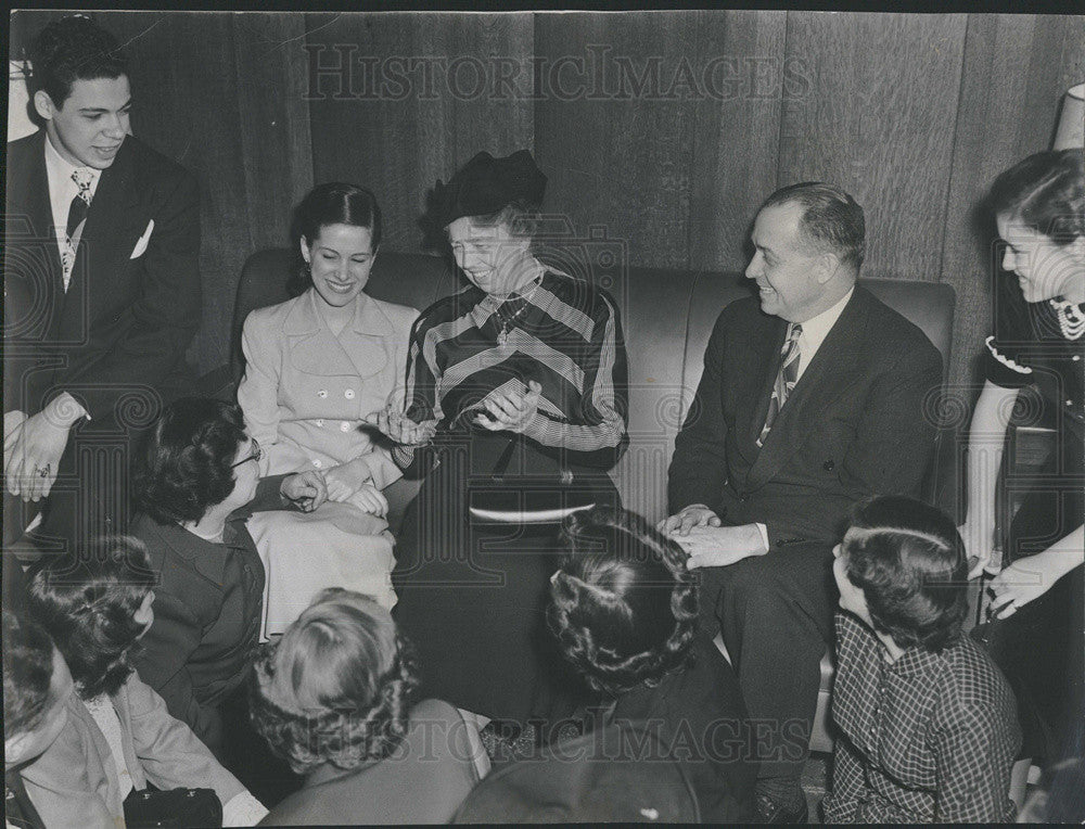 1949 Press Photo First Lady Eleanor Roosevelt President College Scholarship - Historic Images