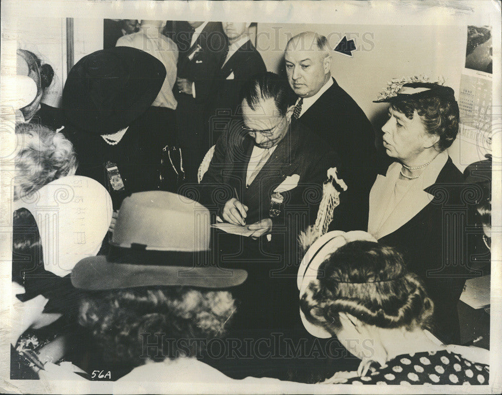 1950 Press Photo First Lady Eleanor Roosevelt Arriving Chicago Jim Farley DNC - Historic Images