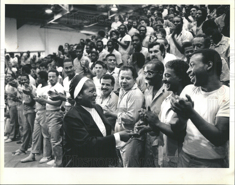 1987 Press Photo Rev Consuella York Receiving B-day Wishes from Inmates - Historic Images