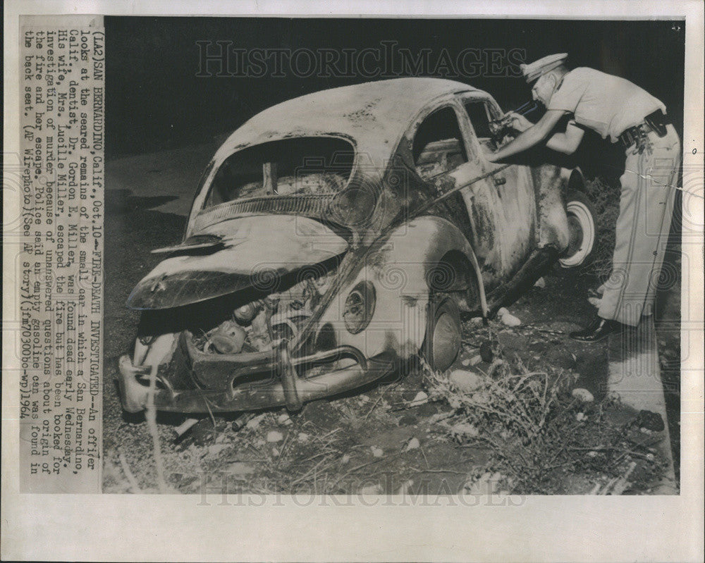 1964 Press Photo Officer Looking At Remains Of Car Gordon Miller Death - Historic Images