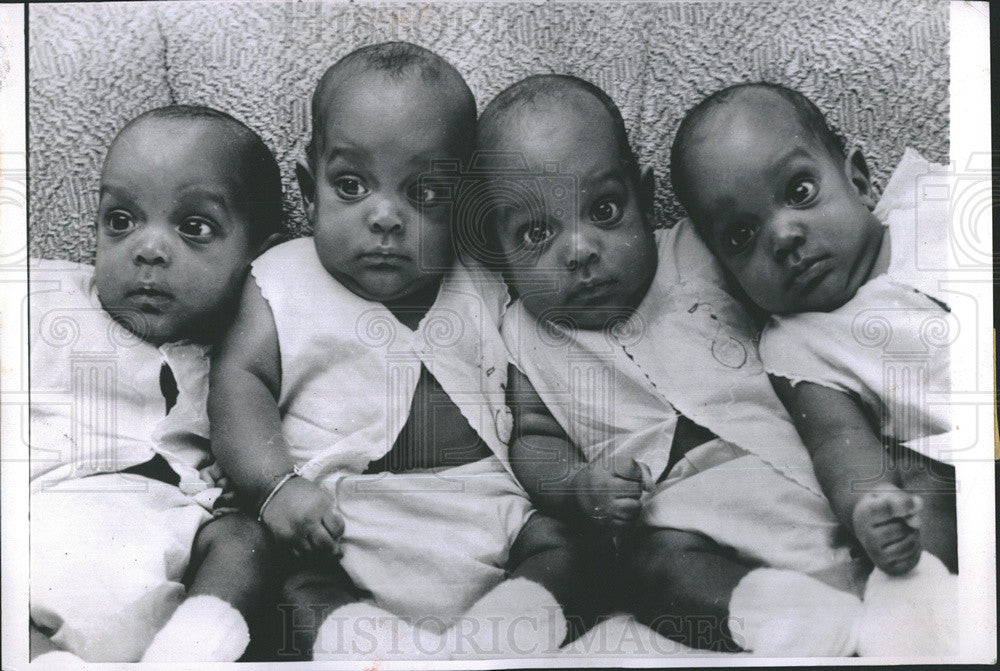 1964 Press Photo of the Mincey Quadruplets.Ready to take their Pictures. - Historic Images