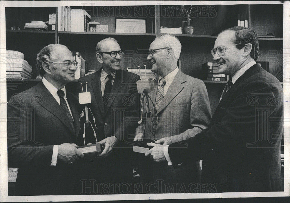 1975 Press Photo Peter Lisagor &amp; Robert S Banjamin - Historic Images