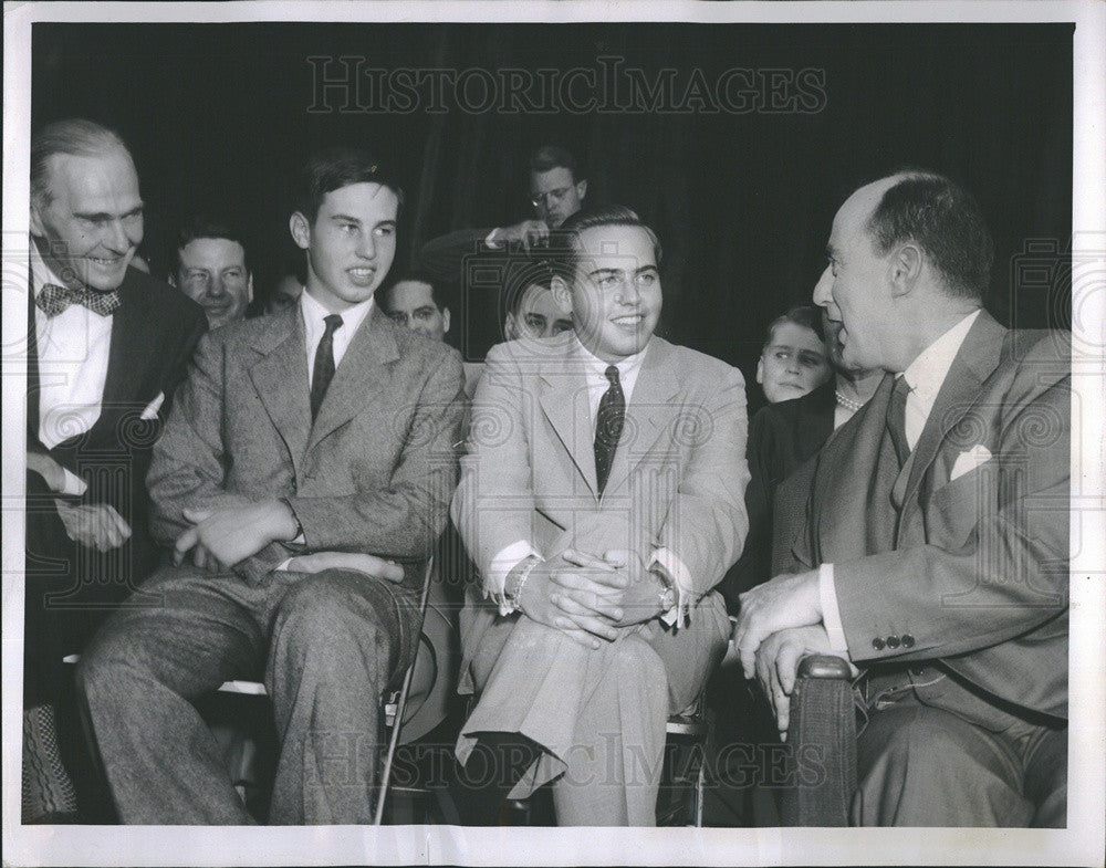 1953 Press Photo Adlai Stevenson chats with sons before speech - Historic Images