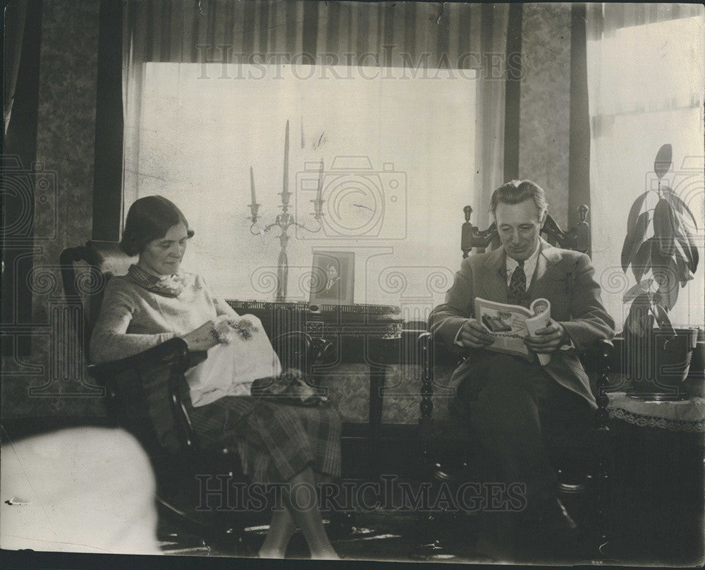 Press Photo Mr. and Mrs Barratt sitting in living room - Historic Images