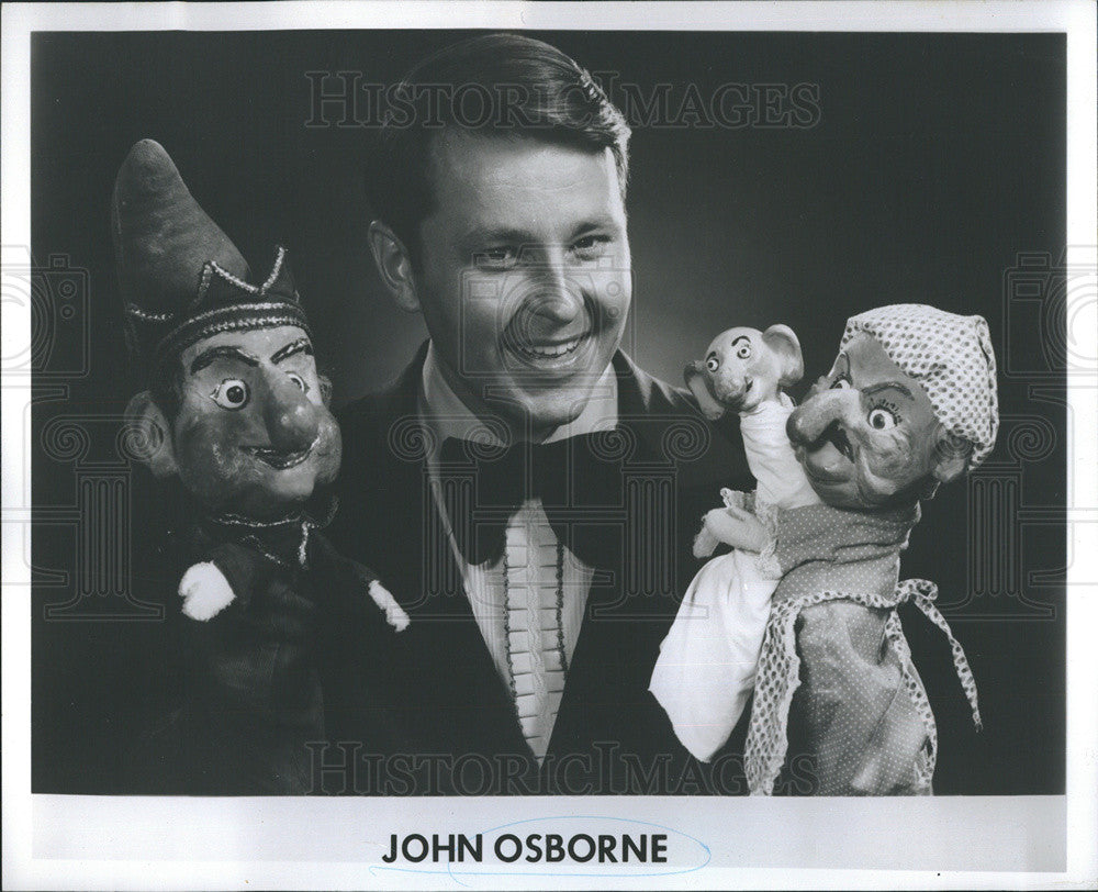 1974 Press Photo John Osborne Puppeteer Puppets Punch Judy Show - Historic Images