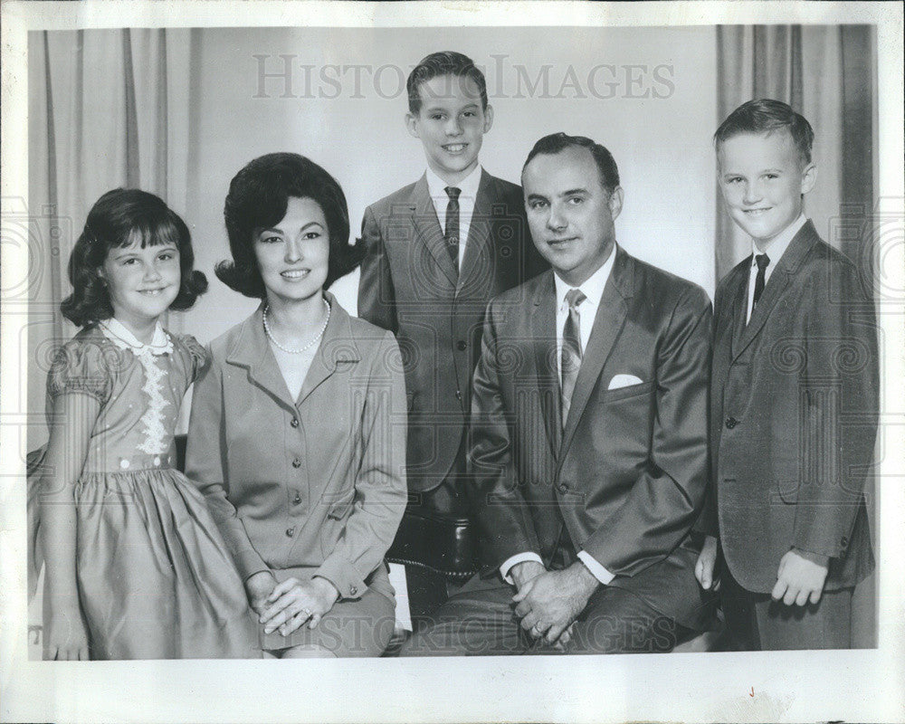 Press Photo Well dressed family portrait - Historic Images