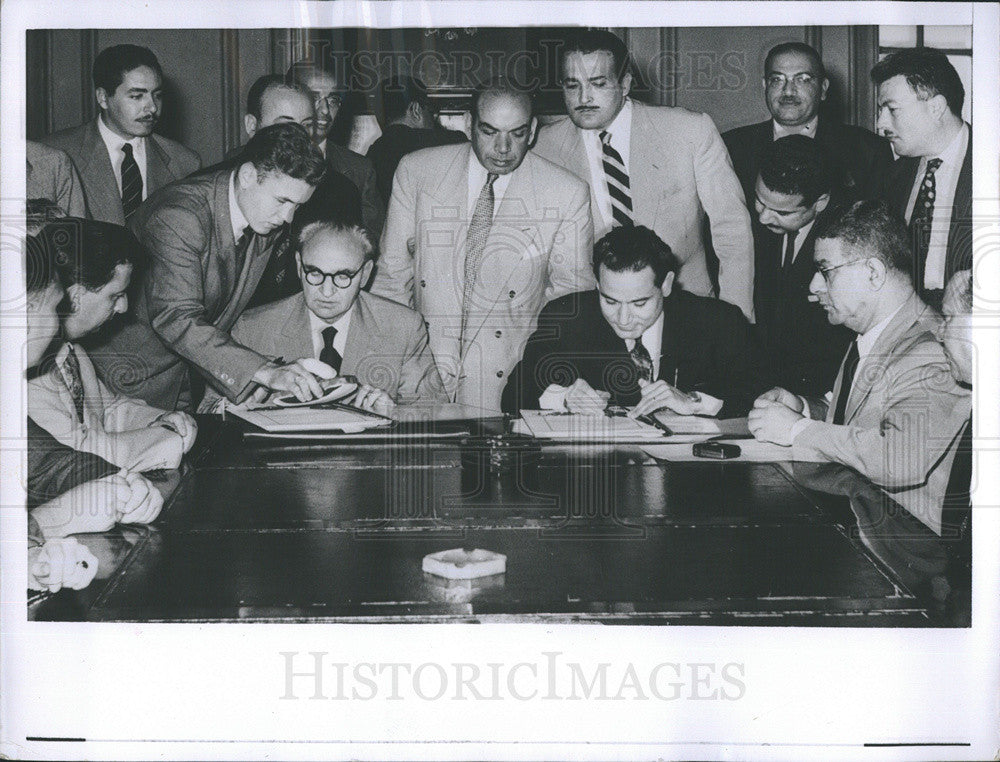 1955 Press Photo Egypt Minister Commerce Mohammed Agu Nosseir Eat German Premier - Historic Images