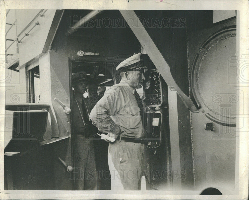 1942 Press Photo Capt. E.M. Zacharias addresses crew over loudspeaker - Historic Images
