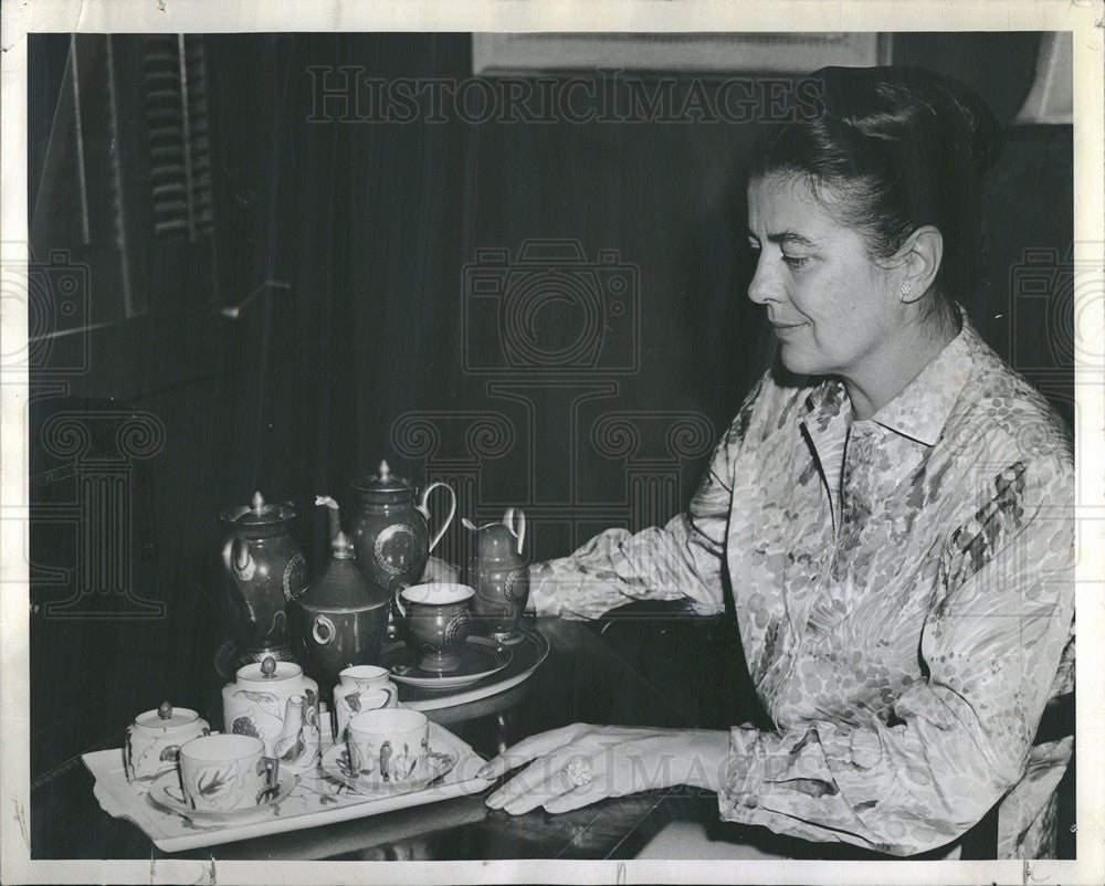 1963 Press Photo Fracicene  Sheridan Young Tea Set which she painted - Historic Images