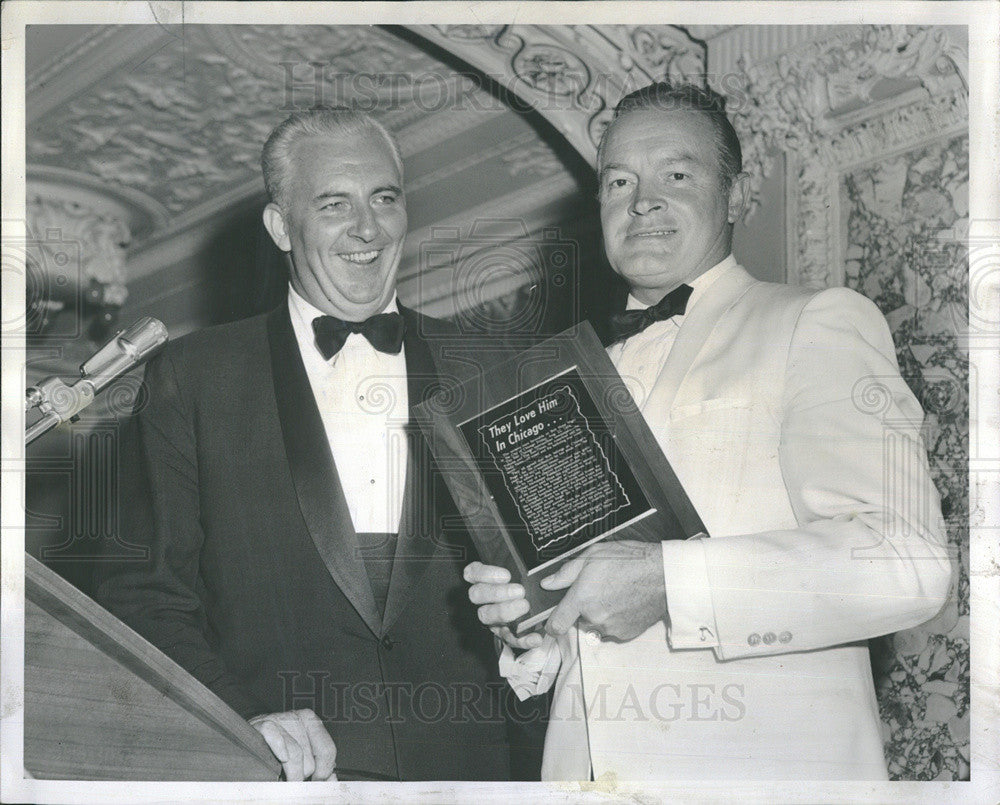 1958 Press Photo Russ Stewart Presenting Bob Hope With Plaque Chicago - Historic Images