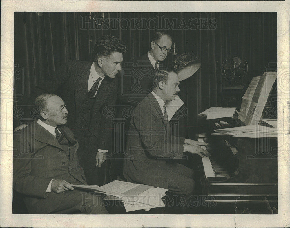 1923 Press Photo Maurice Rosenfeld &amp; Others Gather Around A Piano - Historic Images