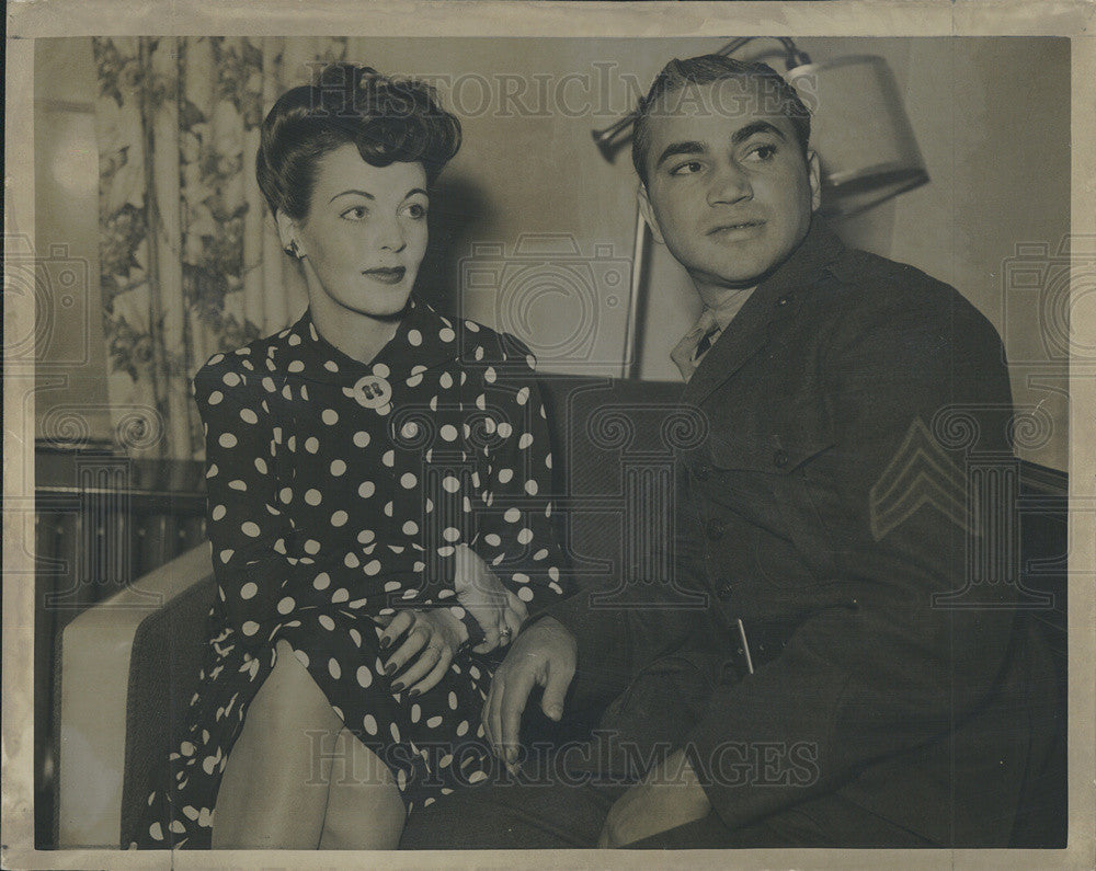 1943 Press Photo Sgt. Barney Ross of the Marines with Wife Catherine - Historic Images