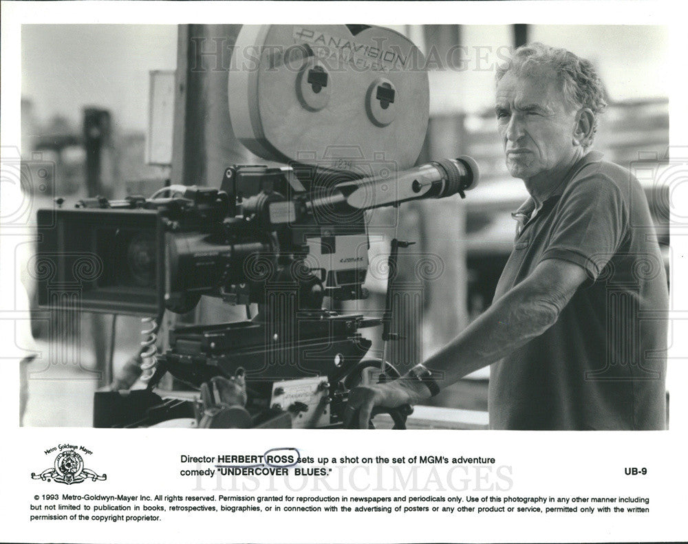 1993 Press Photo Herbert Ross Sets Up A Shot On The Set Of &quot;Undercover Blues&quot; - Historic Images