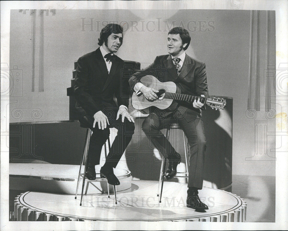 1970 Press Photo Roger Miller duets with host Engelbert Humperdinck - Historic Images