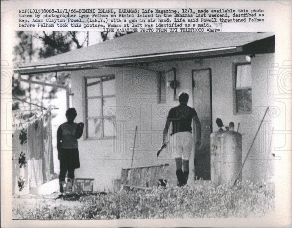 1966 Press Photo Politician Adam Clayton Powell With Gun On Bimini Island - Historic Images