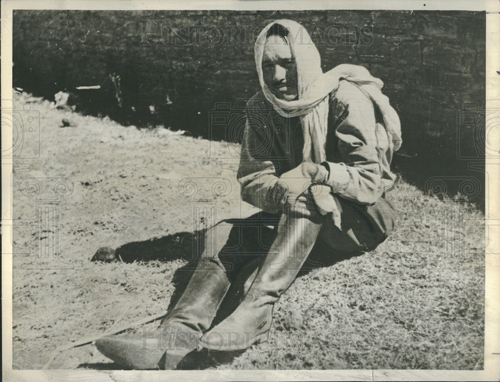 1936 Press Photo of Web Miller, US Journalist in Fort Galliano,Makele Indonesia - Historic Images