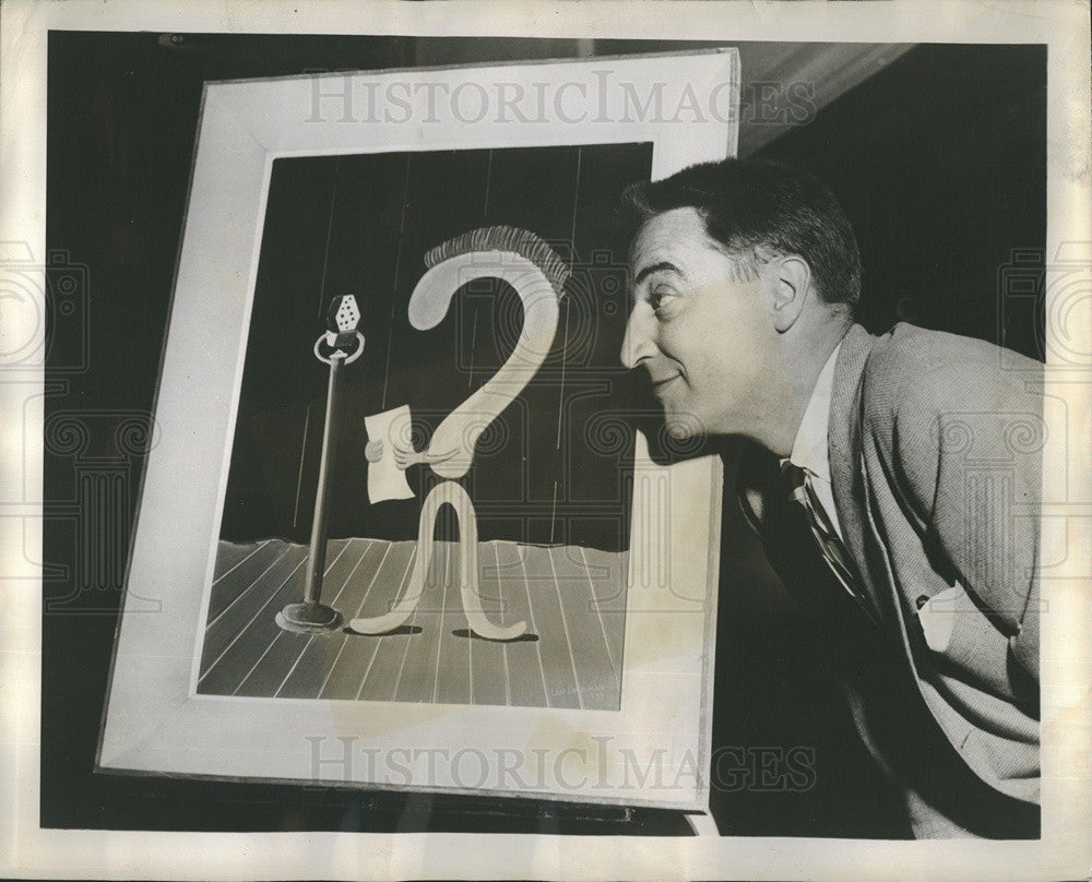 1948 Press Photo Garry Moore compares himself to a painting by Lew Landsman. - Historic Images