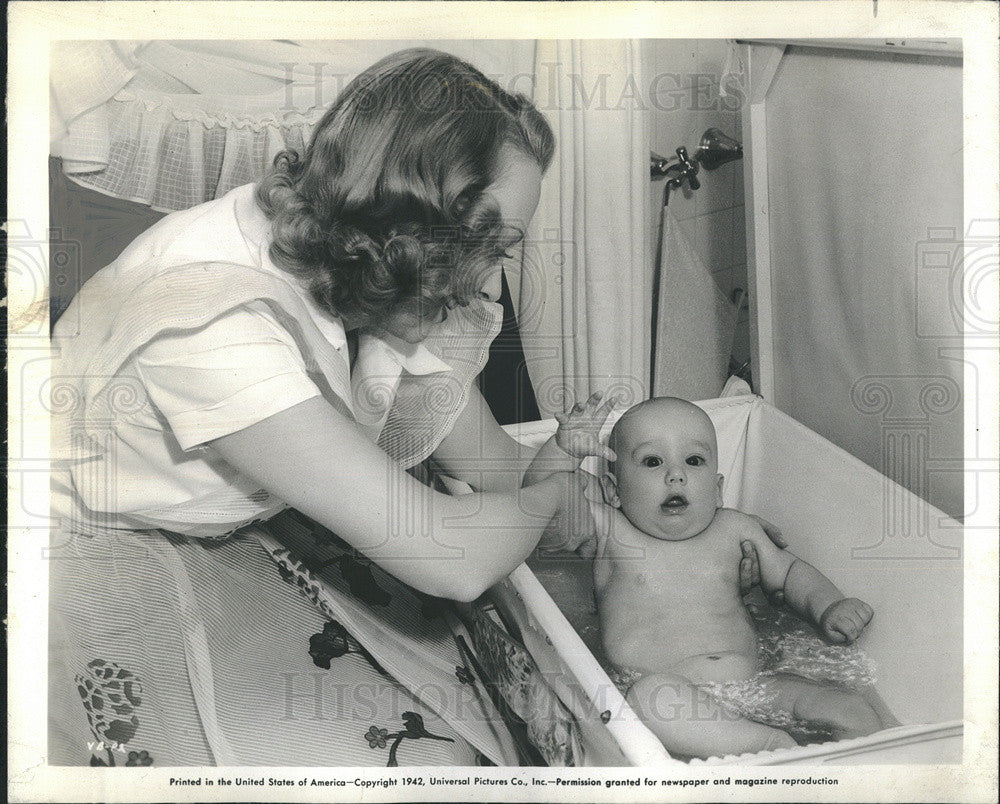 1942 Press Photo Actress Virginia Bruce and Baby - Historic Images