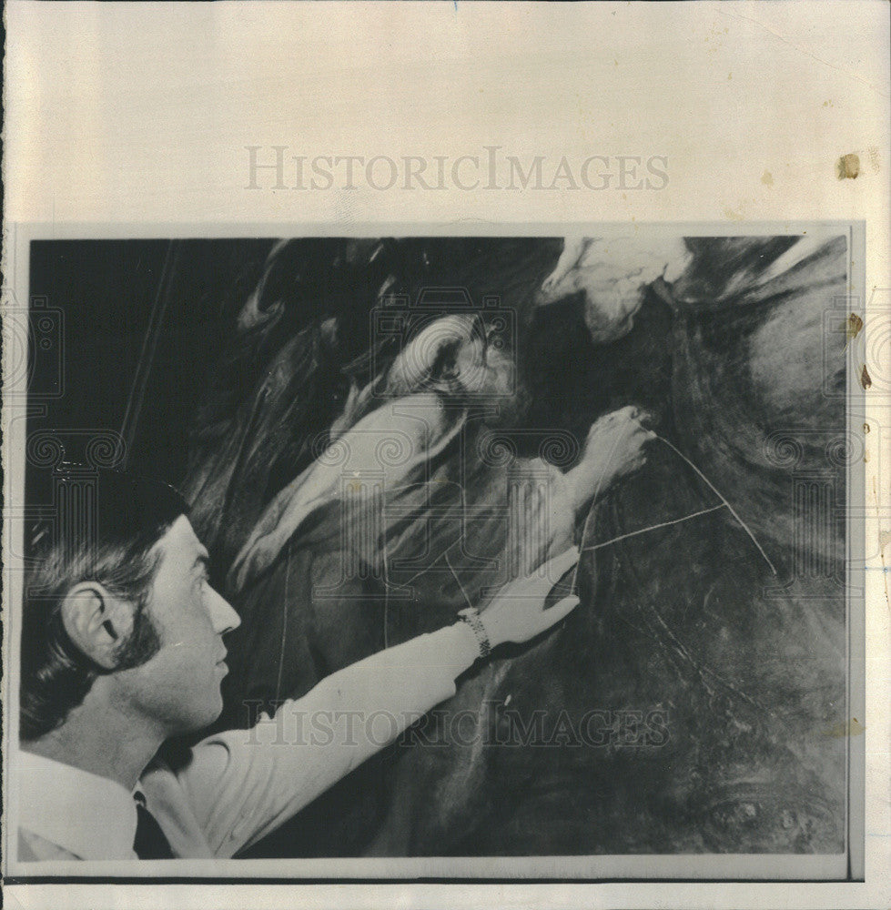 1974 Press Photo Rev Michael Till Dean Kings College Shows Scratch Ruben Paint - Historic Images