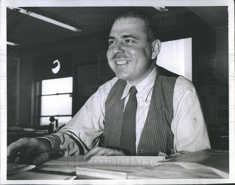 Press Photo Thomas Michelmore of Chicago Sun City Desk - Historic Images