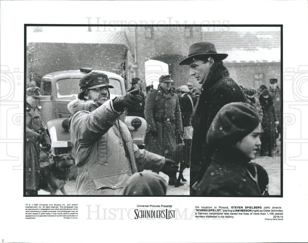 1994 Press Photo Steven Spielberg Directing &quot;Schindler&#39;s List&quot; with Liam Neeson - Historic Images