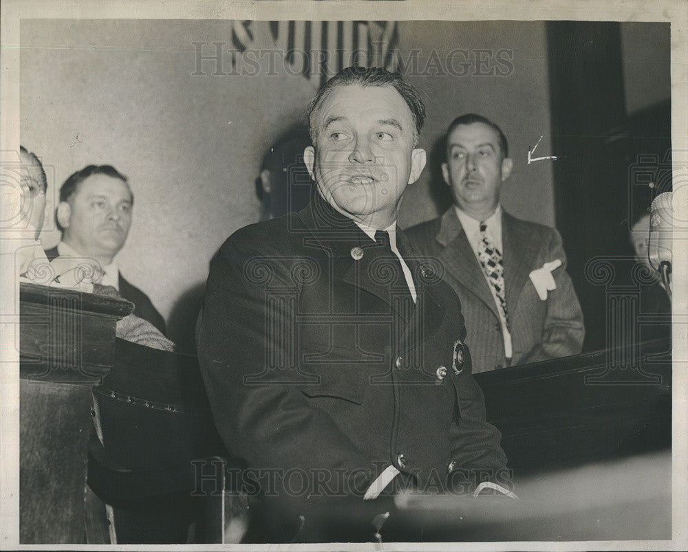 1946 Press Photo Fire Captain Walter Myer Testifies About Hotel La Salle Fire - Historic Images