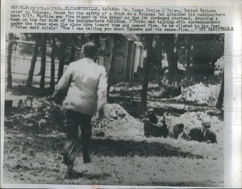 1961 Press Photo Dr Conor Cruise O&#39;Brien Running for Cover From Gunfire - Historic Images