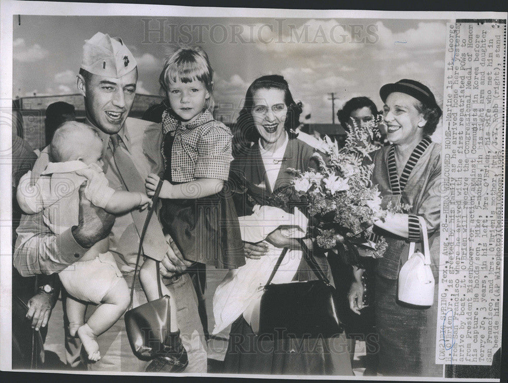 1953 Press Photo 1st Lt. George H. O&#39;Brien Jr greets family on arrival home - Historic Images