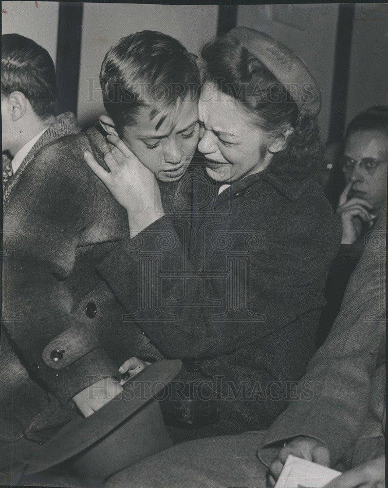 1947 Press Photo Gerald Michalek Hugs Mother after Murder Hearing - Historic Images
