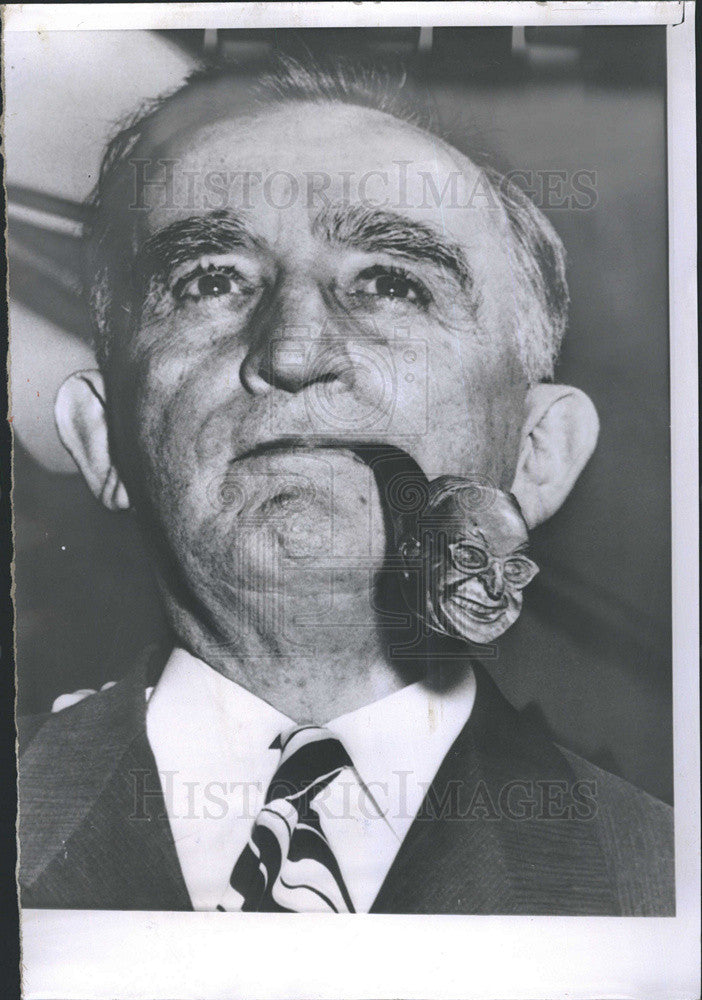 1957 Press Photo Sen. O&#39;Mahoney using gift pipe from President Truman. - Historic Images