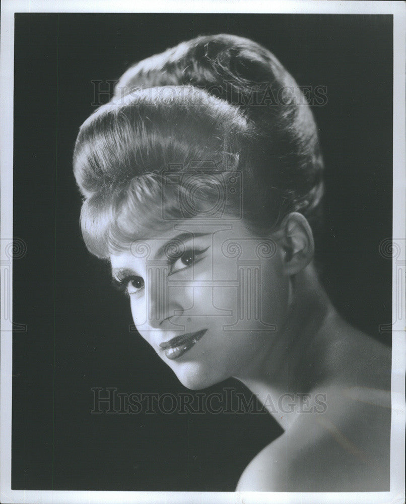 1965 Press Photo Davine Miroballi Actress Star Hits Broadway Del Prado Hotel - Historic Images