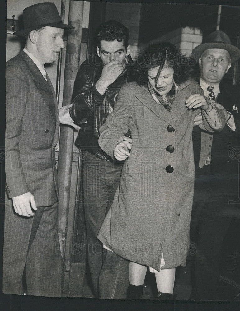 1948 Press Photo Detectives Bringing Mr Mrs Raymond Rubart Fillmore Police - Historic Images