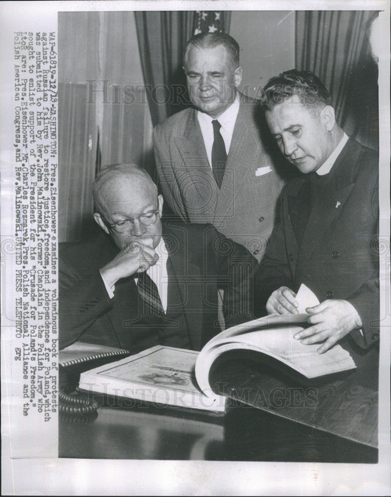 1924 Press Photo President Eisenhower Reading Book Of Protests Against Russia - Historic Images