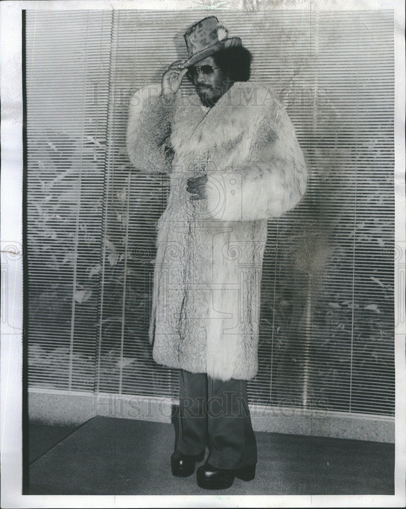 1976 Press Photo Columnist Robert Sly Gordon III Models Fur At Arnie&#39;s Store - Historic Images