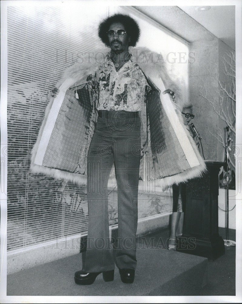1976 Press Photo Columnist Robert Sly Gordon III Models Fur At Arnie&#39;s Store - Historic Images