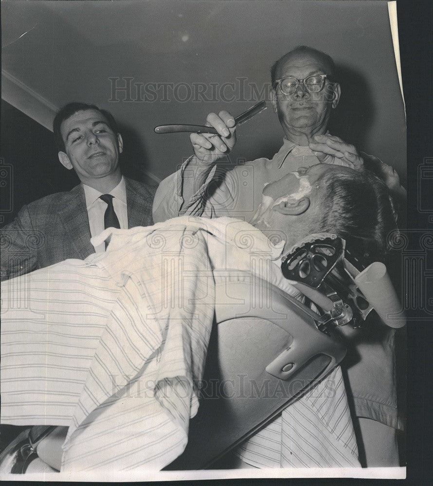 1963 Press Photo Mario Zanasi visits barber shop to brush up on acting skills. - Historic Images