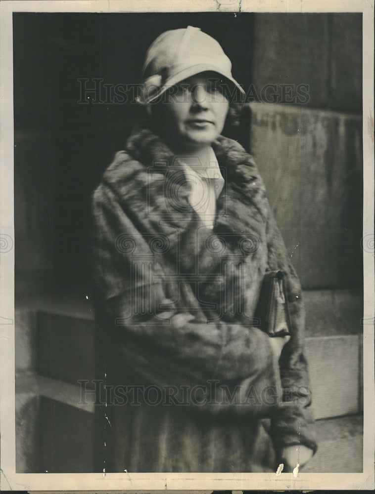 Press Photo Woman wearing fur coat - Historic Images