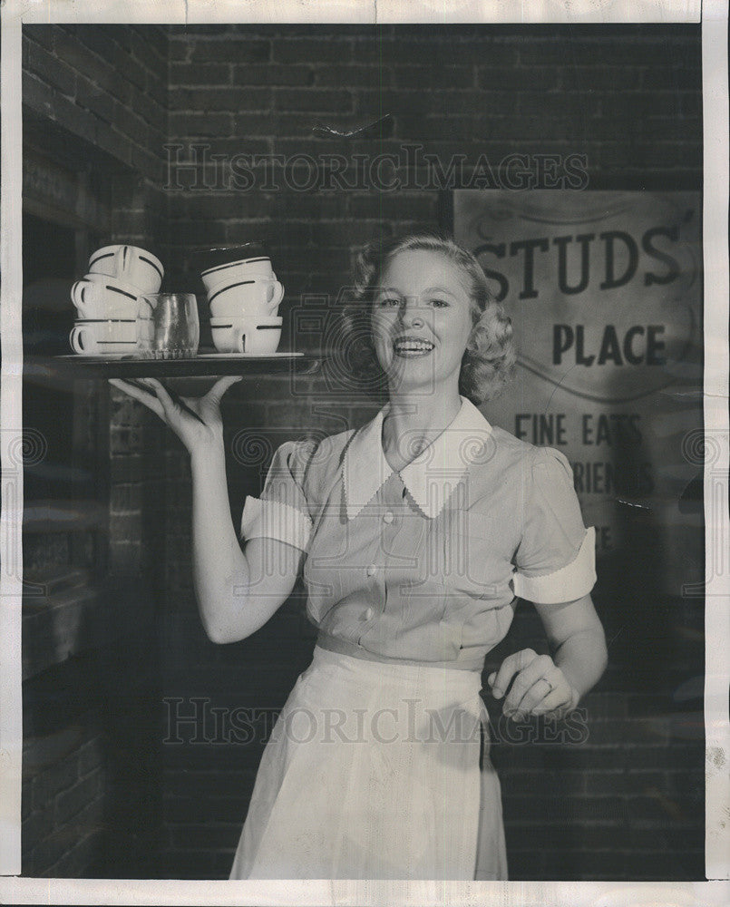 1951 Press Photo Actress Beverly Younger Starring In TV Show &quot;Stud&#39;s Place&quot; - Historic Images