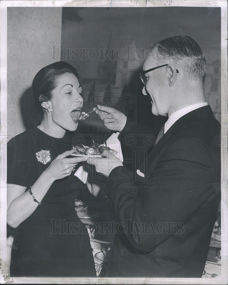 1963 Press Photo Dr Sean O&#39;Eideain Con Gen Ireland Mrs Jane Beckman - Historic Images