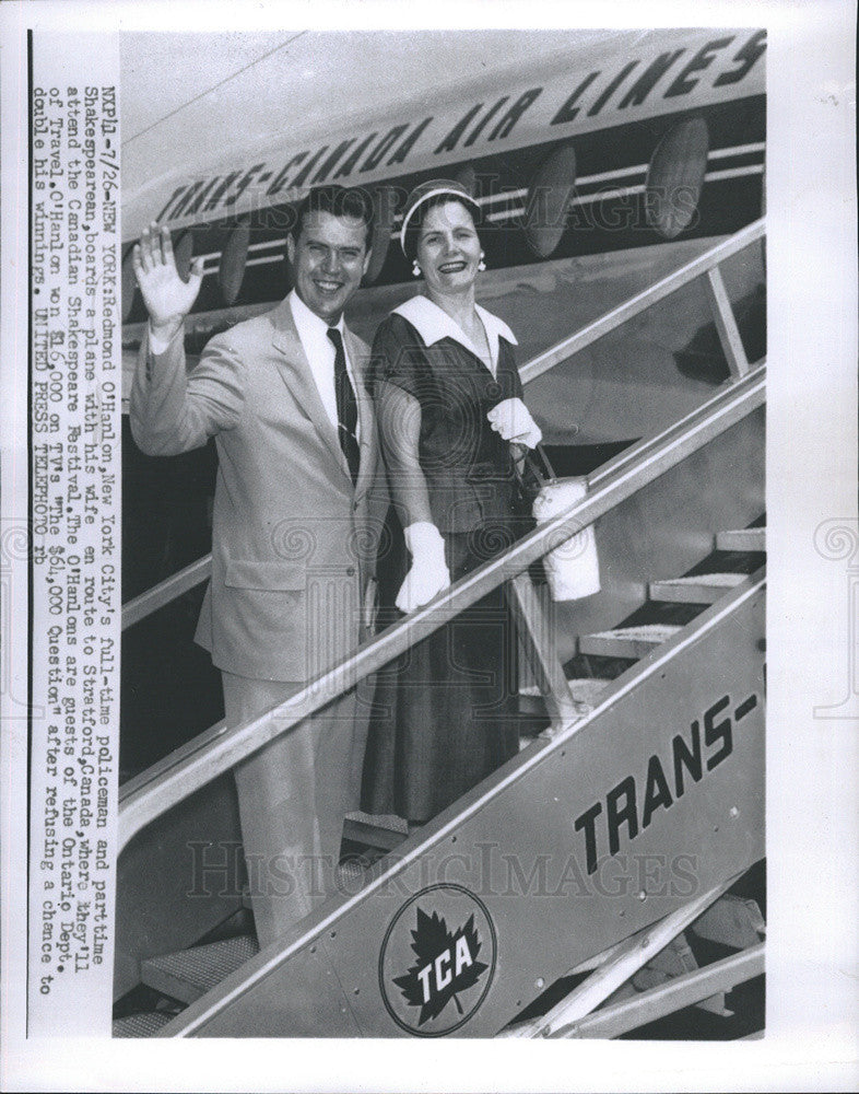 1955 Press Photo Redmond O&#39;Hanlon boards plane to Canadian Shakespeare Festival - Historic Images