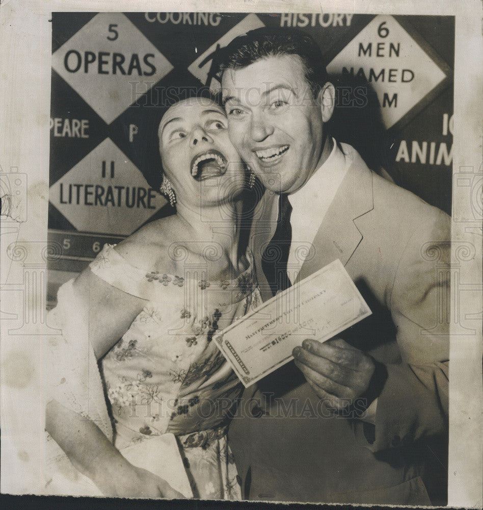 1955 Press Photo Redmond O&#39;Hanlon wife Marguerite won $16,000 on TV game show - Historic Images