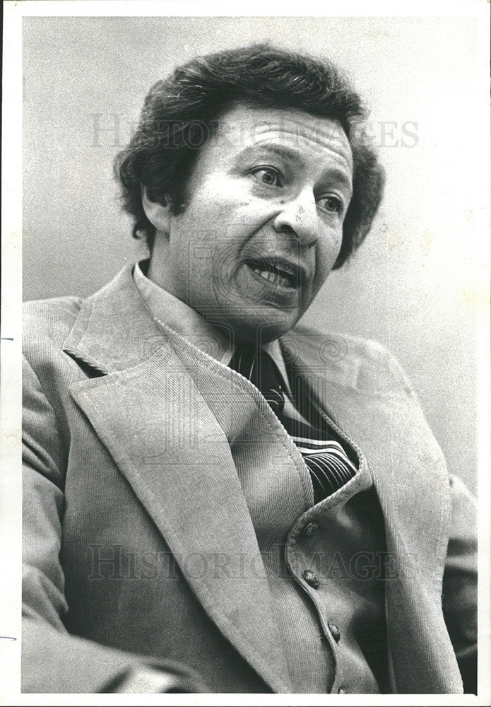 1977 Press Photo Chicago Optometrist Walter Zinn Interview Portrait - Historic Images