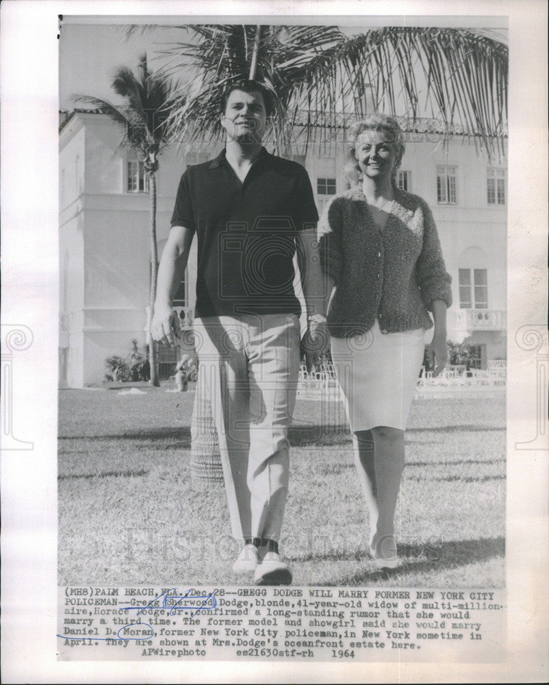 1964 Press Photo Greg Dodge Walking With Fiance Daniel Moran Palm Beach - Historic Images