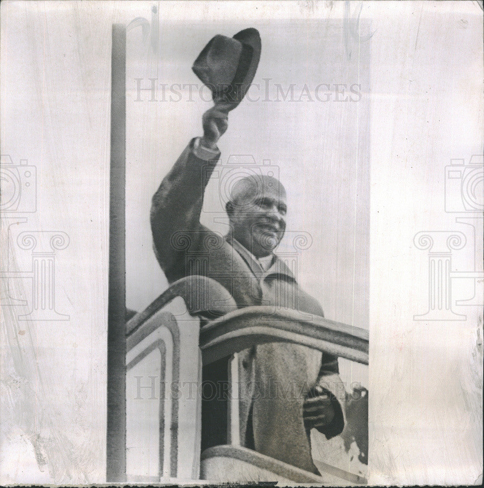 1960 Press Photo Nikita Khrushchev waves farewell as he leaves Moscow - Historic Images