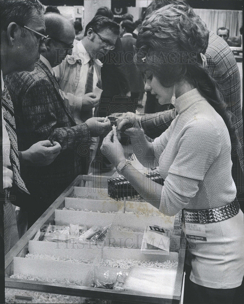 1974 Press Photo Model Bobbi Orsi Demonstrates Plastic Fasteners - Historic Images