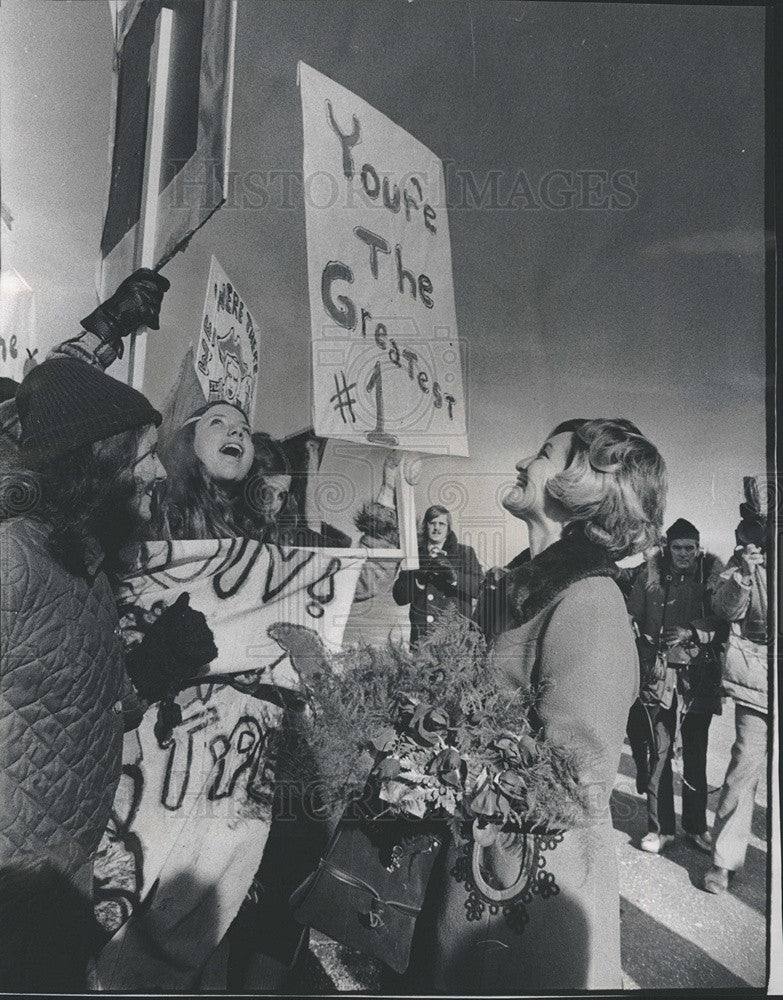 1973 Press Photo Maryland Orsucci Teacher of the Year in Illinois 200 Fans Cheer - Historic Images