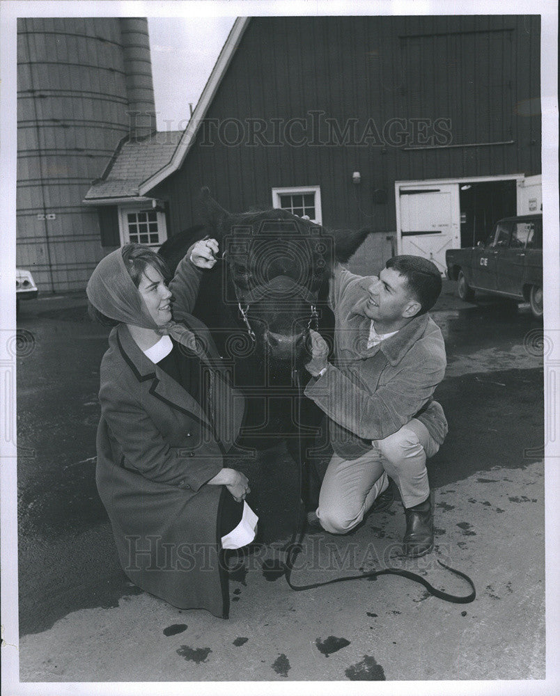 Press Photo Newly-Wed Orths Leave Champion Steer at Zoo - Historic Images