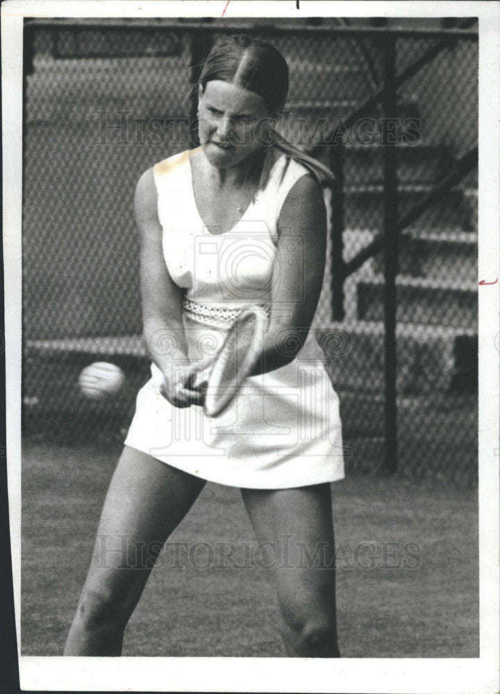 1974 Press Photo Chicago Aces Tennis Player Sue Stap Action Shot - Historic Images